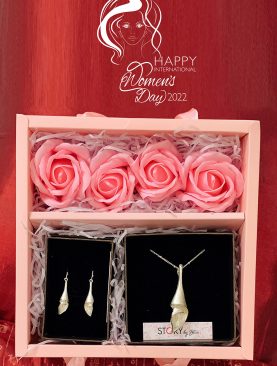 Calla Lily Jewellery Set - Necklace and Earrings